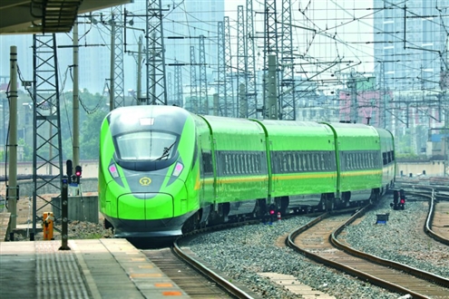 泰山站在暑期加开“复兴号”动集动车组临时旅客列车,每日开行2对4趟,实现“公交化”开行
